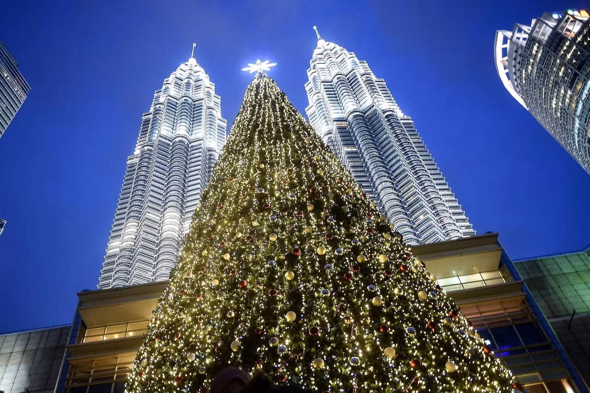 Trong nhiều năm, Tháp đôi Petronas ở Kuala Lumpur (Malaysia), từng được mệnh danh là tòa nhà cao nhất thế giới (452 mét ). Do đó, cây thông Noel khổng lồ đứng dưới chân tòa tháp này vào tháng 12 hàng năm để chào mừng Giáng sinh đã trở thành biểu tượng của các tòa nhà cao tầng trong thời gian dài.
