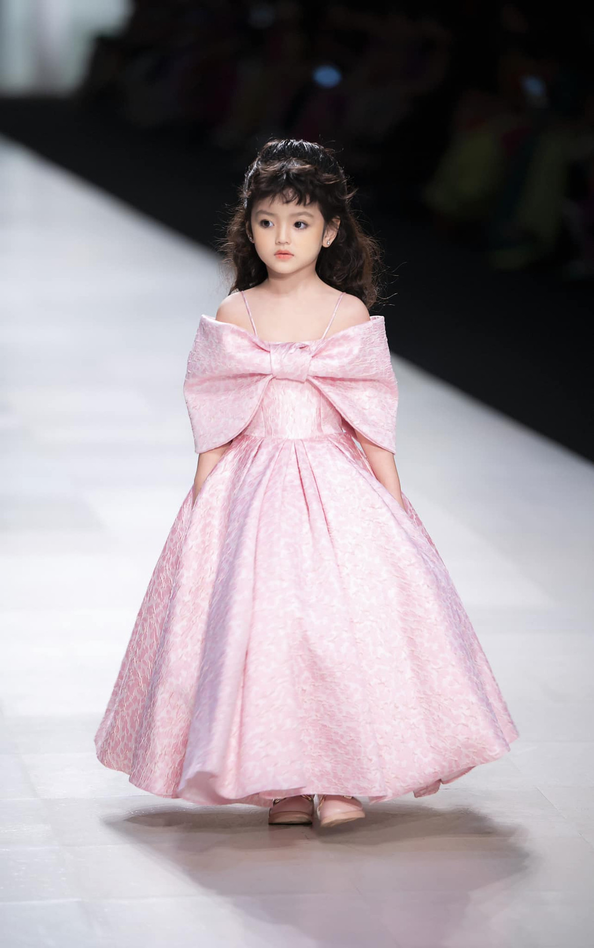 An Nhiên vô cùng thần thái khi làm mẫu trình diễn, thậm chí từng đảm nhiệm vị trí khách mời diễn vị trí First Face trong show thời trang lớn.