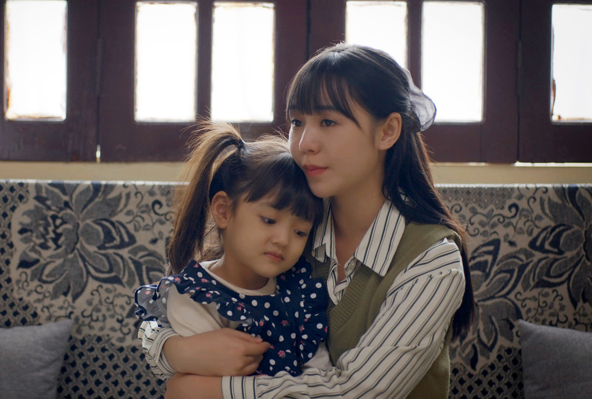 Dù mới 5 tuổi nhưng đây không phải là lần đầu diễn viên nhí này đóng phim. Trước 'Đừng làm mẹ cáu', An Nhiên từng góp mặt trong các phim của VFC như: Hương vị tình thân, Anh có phải đàn ông không, Thương ngày nắng về, Đấu trí. Ngay cả các diễn viên người lớn và chuyên nghiệp cũng mơ ước được tham gia nhiều phim giờ vàng trong thời gian ngắn như An Nhiên.