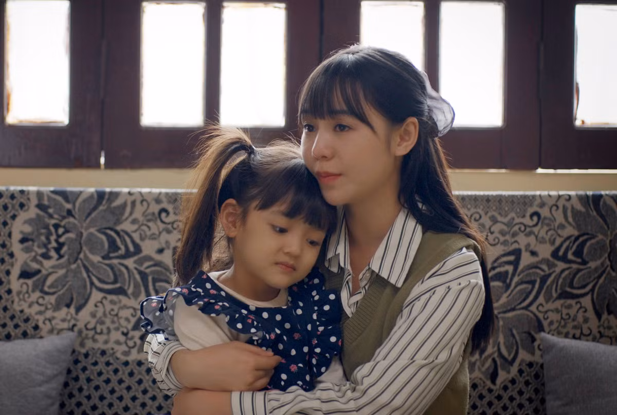 Dù mới 5 tuổi nhưng đây không phải là lần đầu diễn viên nhí này đóng phim. Trước 'Đừng làm mẹ cáu', An Nhiên từng góp mặt trong các phim của VFC như: Hương vị tình thân, Anh có phải đàn ông không, Thương ngày nắng về, Đấu trí. Ngay cả các diễn viên người lớn và chuyên nghiệp cũng mơ ước được tham gia nhiều phim giờ vàng trong thời gian ngắn như An Nhiên.