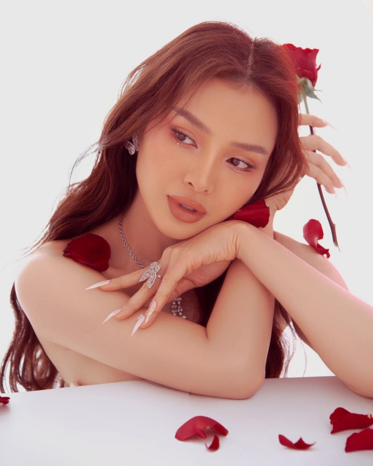 Vì thế, cô phải can thiệp những phương pháp làm đẹp như tiêm filler cho môi, tiêm gọn hàm.