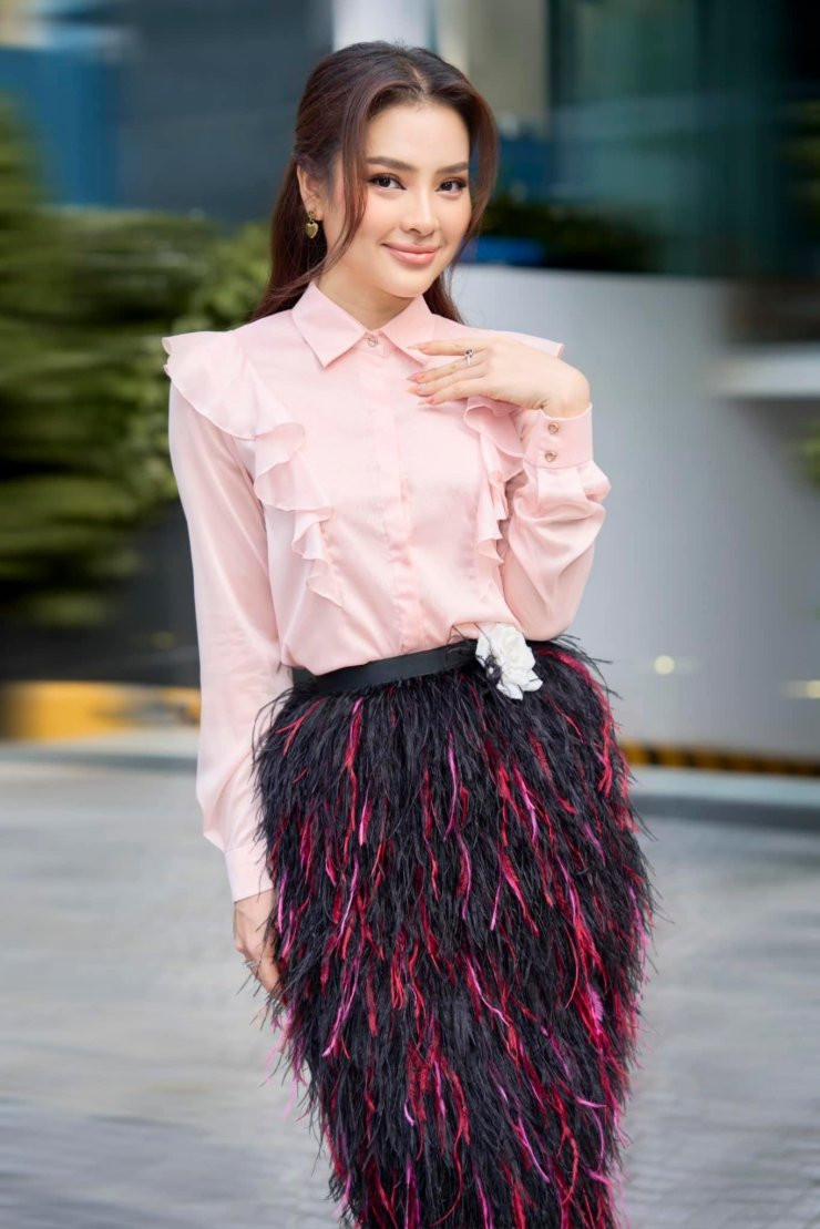 Tổng số tiền cô chi cho việc làm đẹp trên khuôn mặt có giá trị ước chừng khoảng 100 triệu đồng.