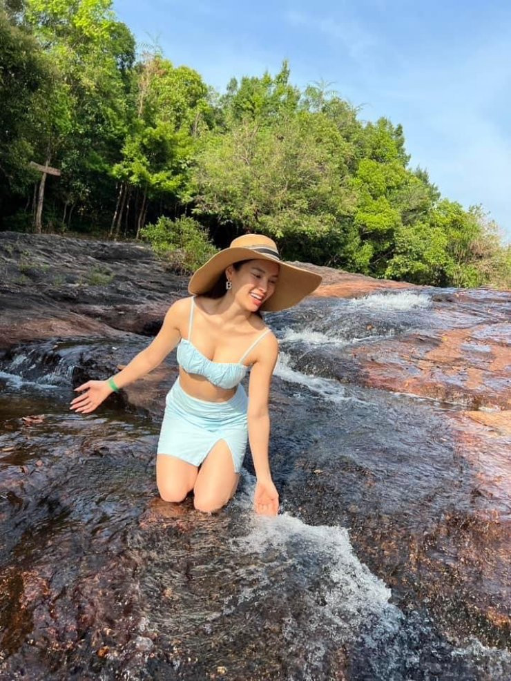 Ngoài ra, cô cũng tiết lộ thêm, toàn bộ việc làm đẹp đều được thực hiện ở Việt Nam nên có mức giá vừa phải.