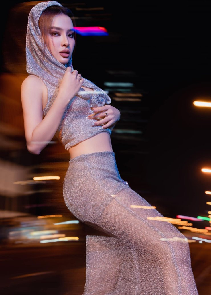 Lần hiện tại, cô làm mũi hết 10 triệu đồng và lần thứ 2 làm mũi, cách đây khoảng 8 năm trước là giá 14 triệu đồng.