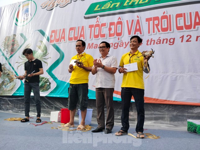 Ông Tạ Hoàng Hiện, Phó Giám đốc Sở Văn hoá – Thể thao và Du lịch tỉnh Cà Mau thông tin: “ Giải đua cua năm nay có gần 100 con/mỗi hạng cân đã đăng ký tham gia tranh tài. Trong ngày, Ban tổ chức sẽ kết thúc và trao giải thưởng nhất, nhì, ba cho cả 3 hạng cân. Riêng ở phần thi trói cua, đơn vị huyện Năm Căn đạt giải nhất; đơn vị huyện Ngọc Hiển đạt giải nhì và đơn vị huyện Đầm Dơi đạt giải ba”.