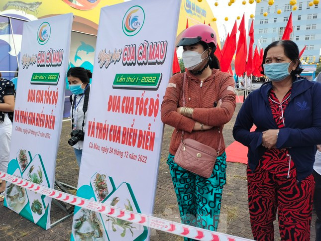 Chị Nguyễn Thuỳ Châu, một trong số khán giả tại Cà Mau đứng bên đường cổ vũ đua cua cho biết: “Đây là lần đầu tiên tôi được chứng kiến một trò chơi dân gian đua cua mới lạ, hấp dẫn mang đậm đặc trưng của vùng đất Cà Mau. Tôi thấy vui quá trời!".