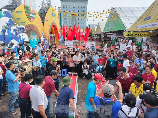 Khán giả tập trung rất đông xem các “cua thủ” thi đấu. Do diễn ra vào ngày cuối tuần nên có đông đảo người dân từ khắp nơi đổ về TP. Cà Mau theo dõi cuộc thi “độc lạ” này.