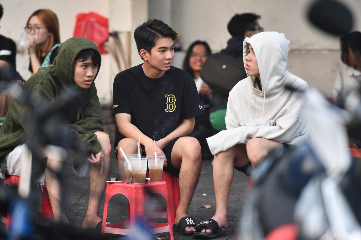 Bảo, Nghĩa và Huy (quận Gò Vấp) ngồi uống cà phê gần Nhà thờ Đức Bà sáng sớm 14/12. "Lâu lắm TP.HCM mới có kiểu thời tiết lạnh như vậy. Chúng tôi tranh thủ dậy từ 5h, lượn vài vòng thành phố để tận hưởng không khí se lạnh này", Bảo chia sẻ.