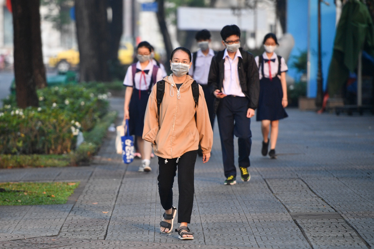 Học sinh trường THPT Trần Đại Nghĩa (quận 1) đi học sớm trong tiết trời se lạnh, một số em mặc thêm áo khoác dày.