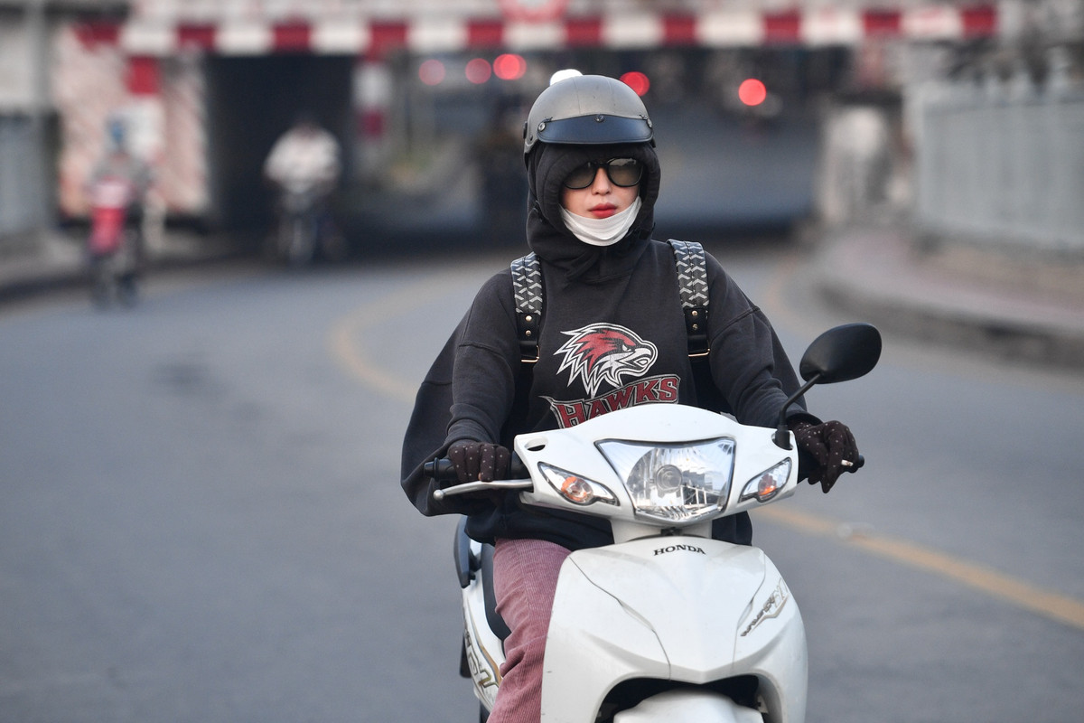 "Nhiệt độ ở trạm quan trắc khí tượng 20-22 độ C. Nếu đi ra đường vào sáng sớm thì người dân có thể cảm nhận mức nhiệt thấp hơn, dưới 20 độ C", chuyên gia thời tiết Lê Thị Xuân Lan nói.