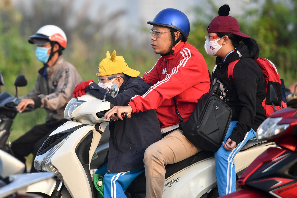 Nhiều trẻ em ra đường buổi sáng được phụ huynh cho mặc áo khoác, đeo găng tay, đội mũ để giữ ấm.