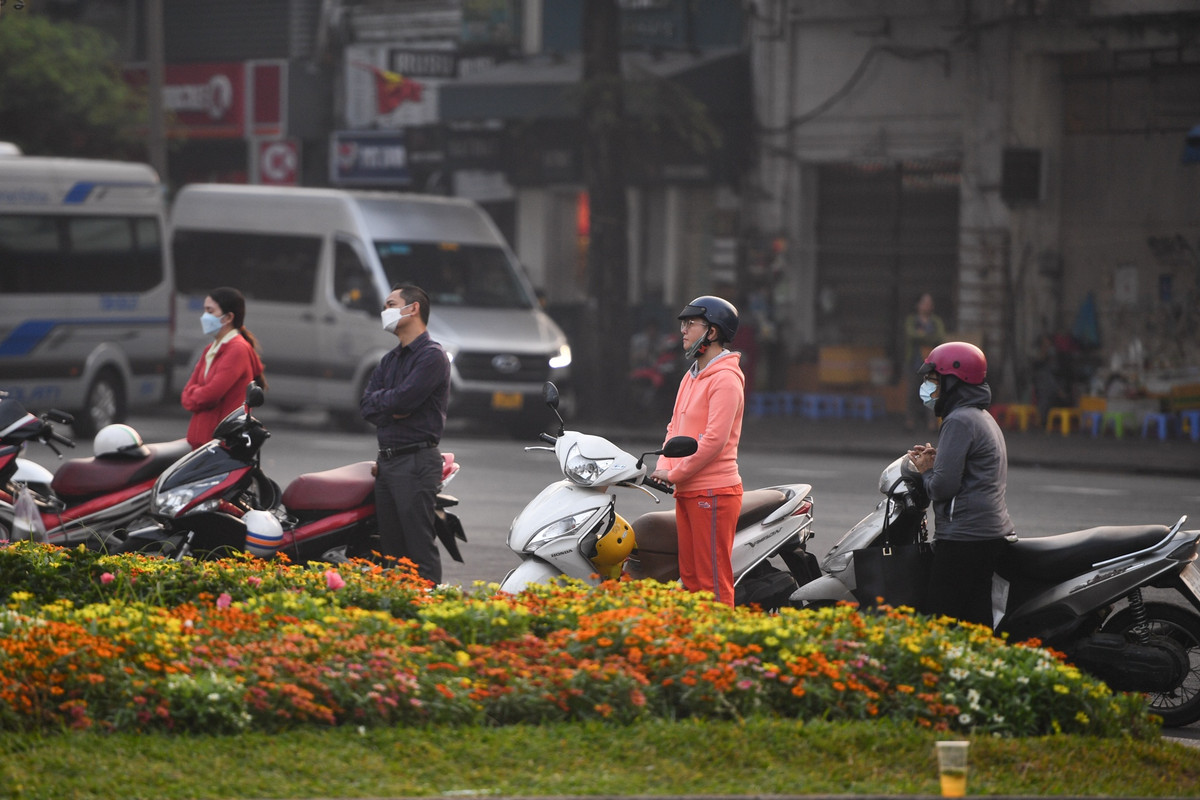 Nhiều người mặc áo ấm, đứng cầu nguyện trước Nhà thờ Đức Bà (quận 1) sáng sớm 14/12.