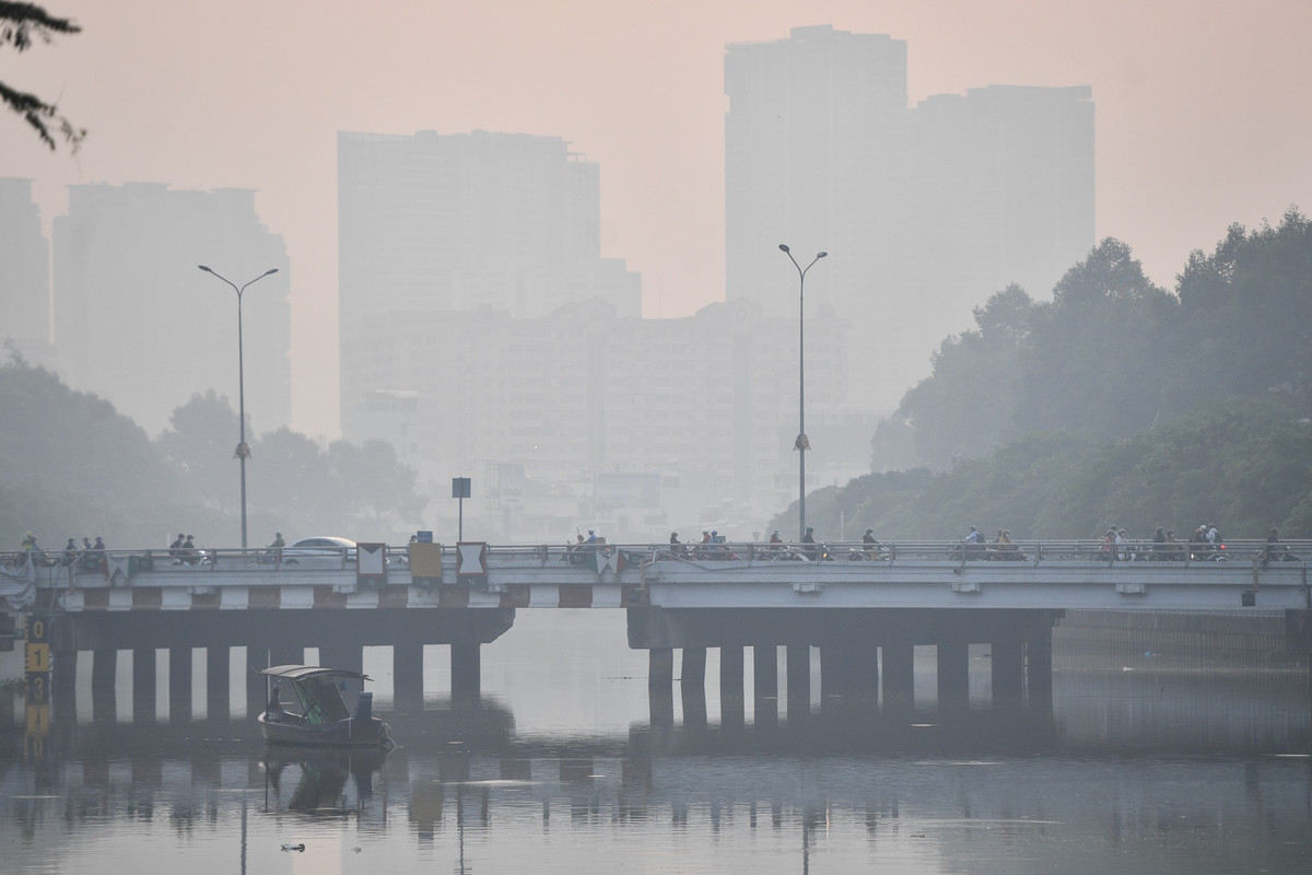 Cùng với không khí lạnh, TP.HCM chìm trong lớp mù dày đặc, tầm nhìn hạn chế vào sáng sớm.
