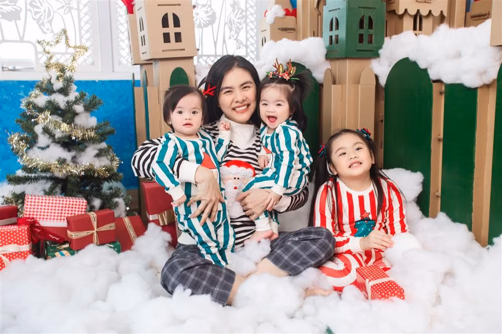 3 nhóc tỳ nhà Vân Trang rạng rỡ đón Giáng sinh bên mẹ, lên đồ "tông xuyệt tông".