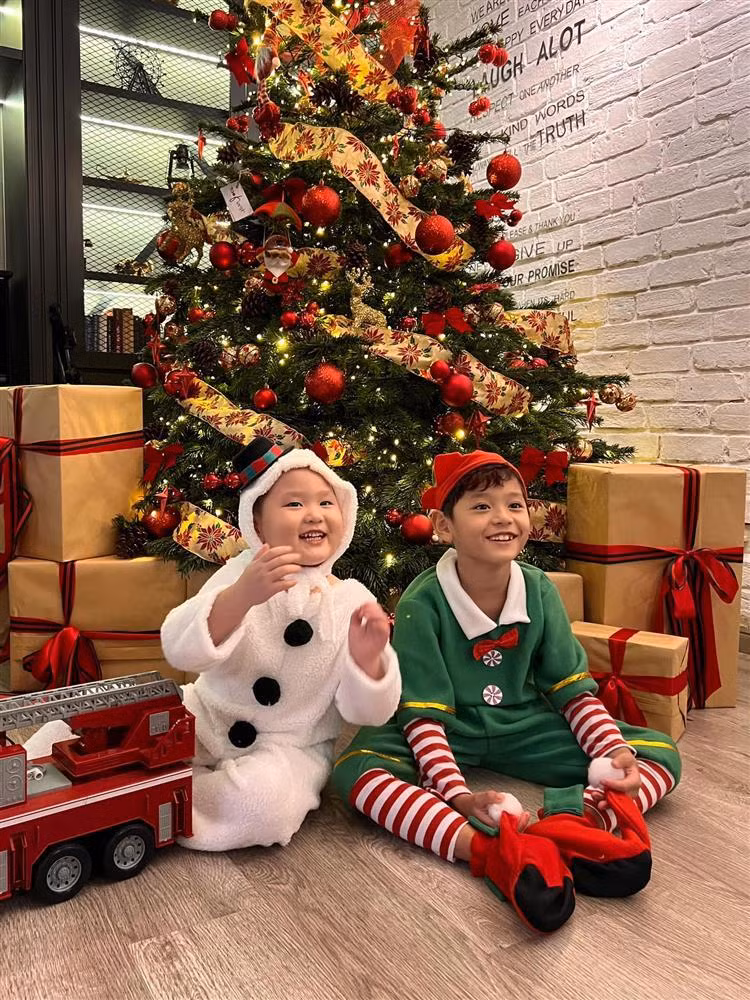 2 nhóc tỳ vui vẻ tận hưởng không khí Noel.