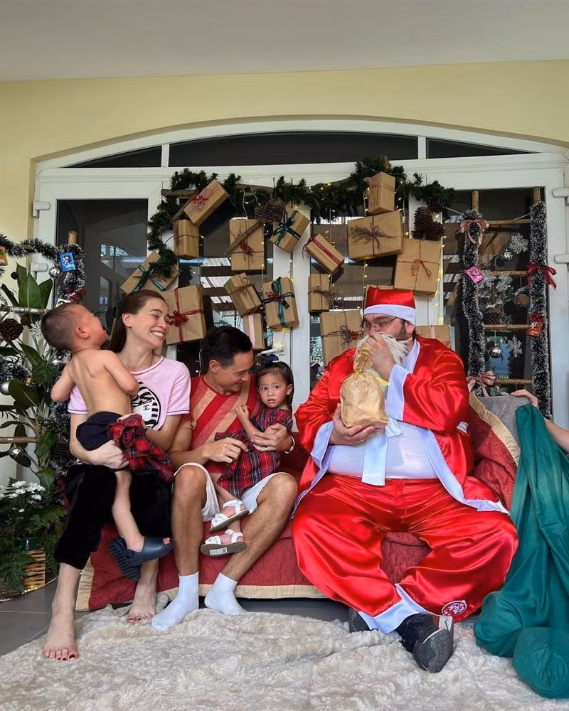 Biểu cảm sợ hãi, hoang mang của 2 bé khi gặp gỡ ông già Noel khiến ai nấy bật cười. Thậm chí, Hồ Ngọc Hà cũng không nhịn được cười trước biểu cảm của 2 con nhỏ.