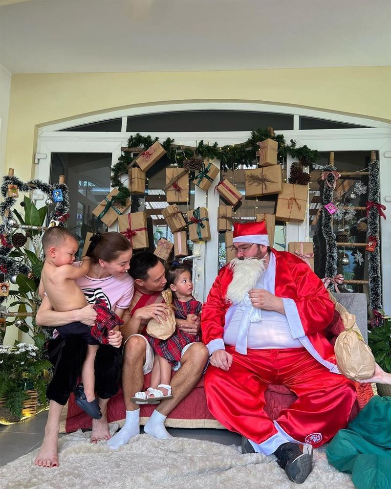 ặp song sinh Leon - Lisa nhà Hà Hồ cũng đón Giáng sinh sớm.