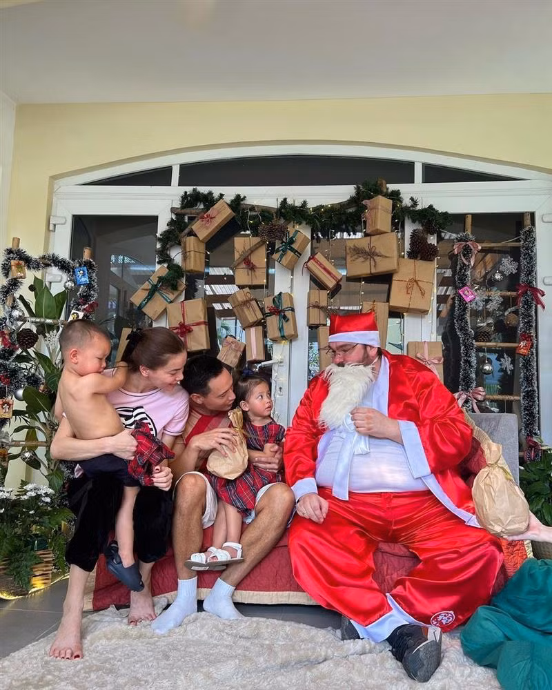 Cặp song sinh Leon - Lisa nhà Hà Hồ cũng đón Giáng sinh sớm.