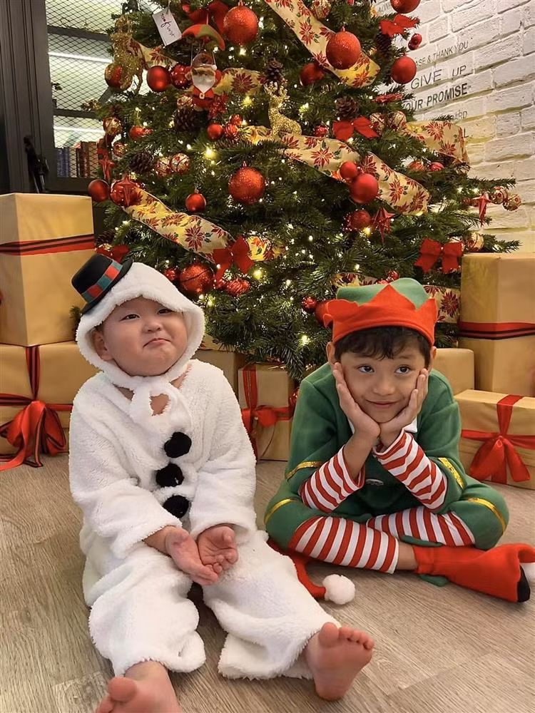 Vẻ đáng yêu của 2 nhóc tỳ nhà Trà My Idol.