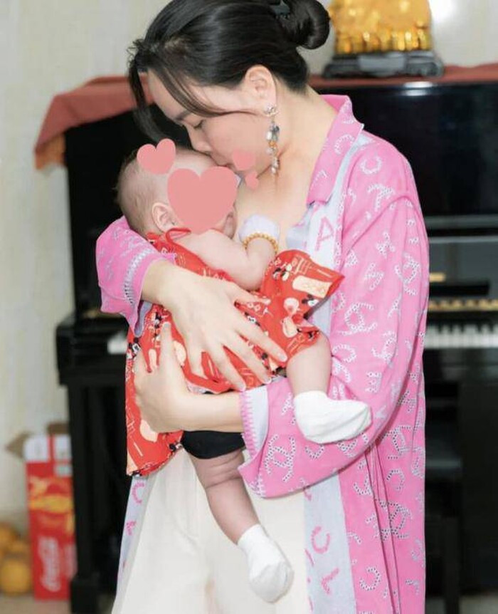 Hiếm hoi ảnh cận mặt ái nữ nhà Phượng Chanel - Quách Ngọc Ngoan Hiem hoi anh can mat ai nu nha Phuong Chanel - Quach Ngoc Ngoan