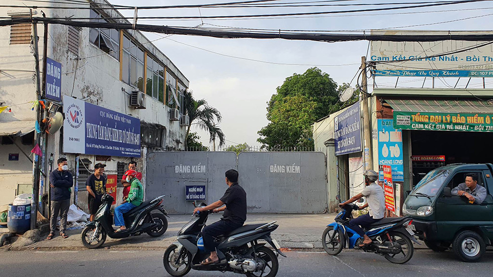 Lanh dao, nhan vien cua trung tam dang kiem bi Cong an moi len lam viec