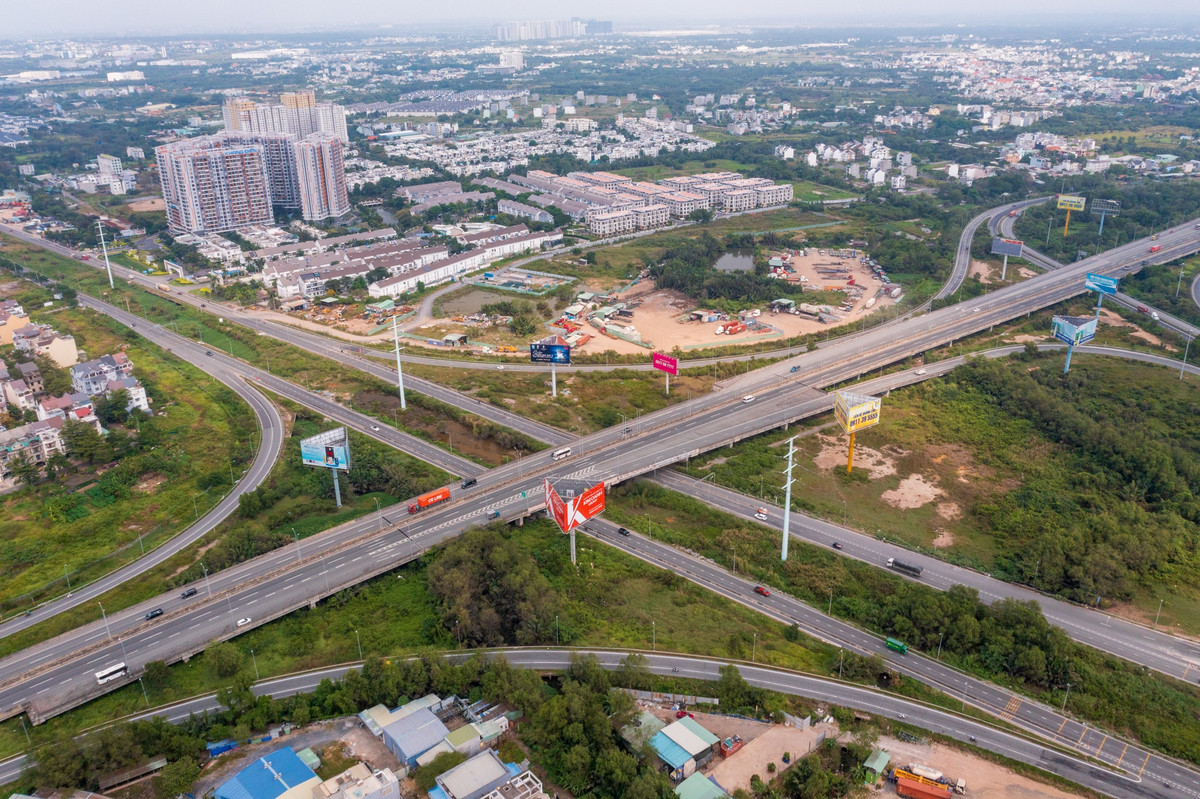 Theo ghi nhận của Zing, giá đất nền khu vực quận 9 cũ (nay thuộc TP Thủ Đức) đang nằm ở mức 70-130 triệu đồng/m2, tùy vào vị trí. Mức giá này đã được tăng mạnh trong nhiều năm qua kể từ khi TP Thủ Đức thành lập cùng với nhiều thông tin xây dựng cơ sở hạ tầng mới được công bố. Bên cạnh đó, quỹ đất trung tâm TP dần khan hiếm, nhiều ông lớn trong ngành bất động sản dần dịch chuyển ra vùng ven để phát triển dự án.