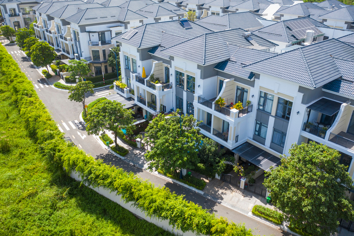 Hiện các căn nhà 1 trệt 2 lầu tại đây có giá từ 17 tỷ đồng. Được biết, mức giá này đã tăng 10-20% so với thời điểm mở bán, tuy nhiên đến nay đã có sự chững lại do biến động chung toàn thị trường.