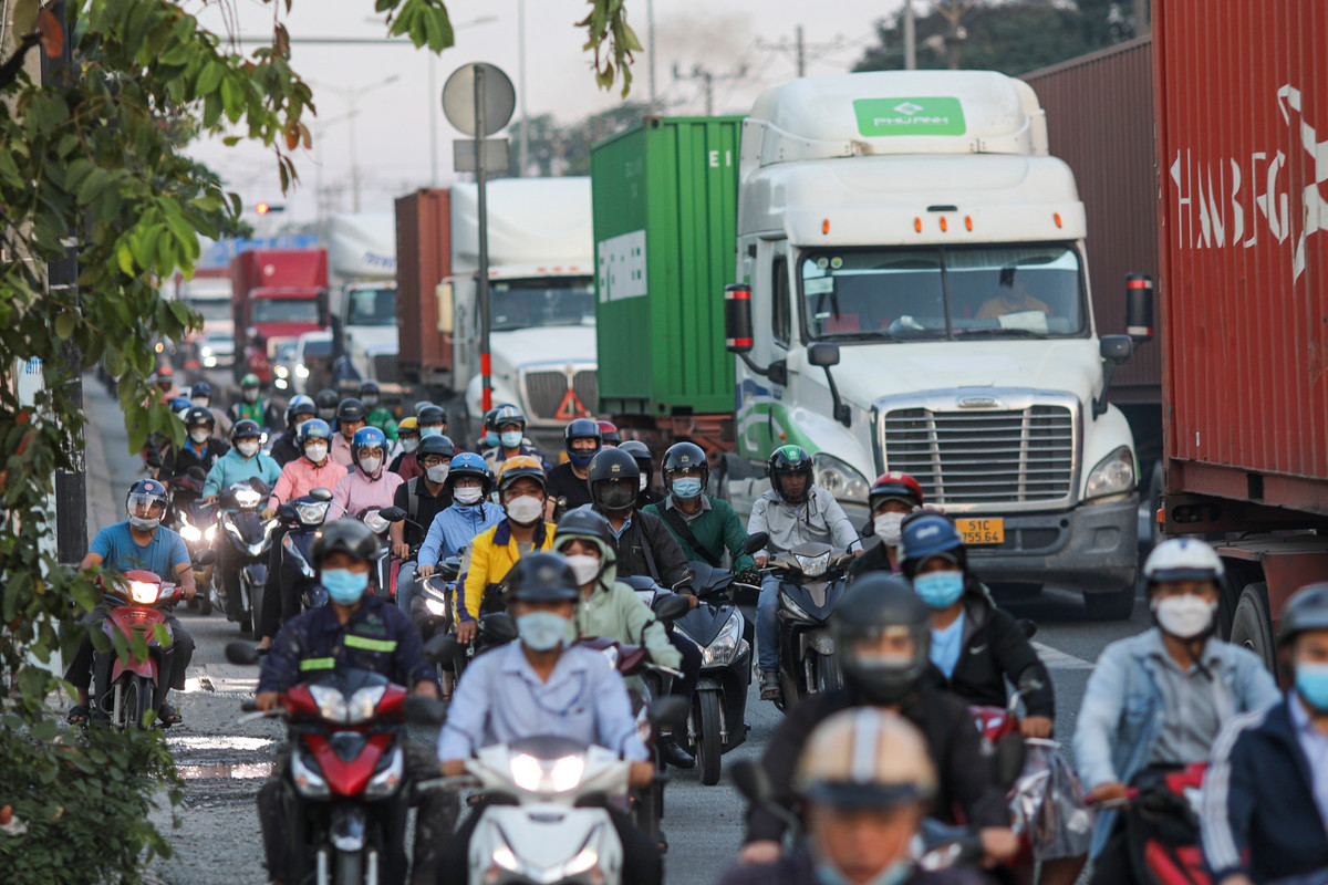 Đồng thời, lối đi vào dự án chỉ có duy nhất một trục đường chính dẫn vào là đường Đồng Văn Cống, thêm vào đó rất nhiều xe container cũng sử dụng để ra vào cảng Cát Lái, tiềm ẩn nhiều rủi ro về tai nạn giao thông rất cao.