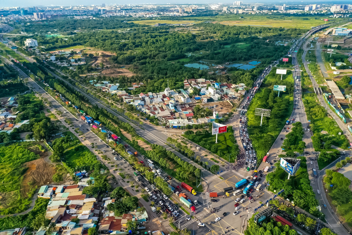 Có mức giá tương đối cao nhưng nhìn chung cả 3 dự án này đều nằm khá xa trung tâm TP.HCM, điển hình là Verosa Park và The Classia đều cách trung tâm TP khoảng 15 km. Vào giờ cao điểm, cư dân phải mất khoảng hơn một tiếng đồng hồ để di chuyển vào trung tâm, đặc biệt là phải chịu cảnh ùn tắc tại nút giao An Phú.