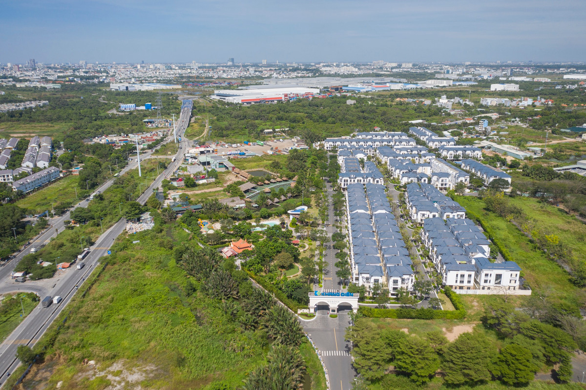 Cách đó không xa là dự án khu biệt thự Verosa Park cũng thuộc chủ đầu tư Khang Điền. Dự án Verosa Park rộng hơn 8 ha được bàn giao năm 2020 với 296 căn nhà phố và biệt thự.