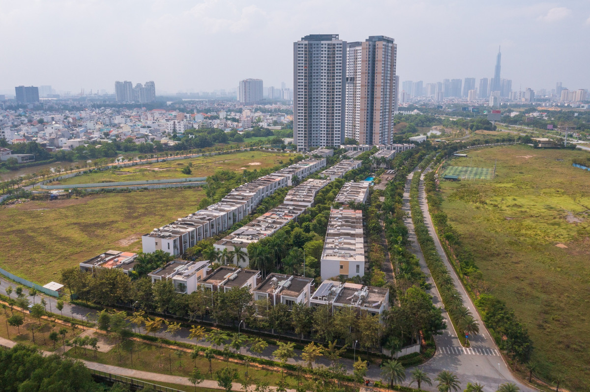 Một dự án nhà phố cao cấp khác là Palm Residence nằm tại phường An Phú, TP Thủ Đức cũng thu hút được nhiều nhà đầu tư khi có vị trí gần trung tâm TP hơn so với 2 dự án trên. Palm Residence có diện tích 3 ha gồm 111 căn nhà phố liền kề, 11 căn nhà phố thương mại và 14 căn biệt thự song lập.