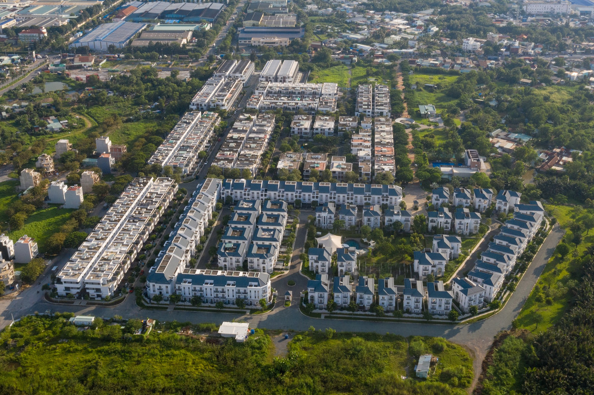 Cũng nằm tại TP Thủ Đức, dự án Phố Đông Village tọa lạc tại 1145 Nguyễn Gia Định (phường Cát Lái) tương đối vắng vẻ hơn. Dự án có tổng diện tích 41 ha gồm 546 căn, thiết kế 1 trệt 2 lầu.