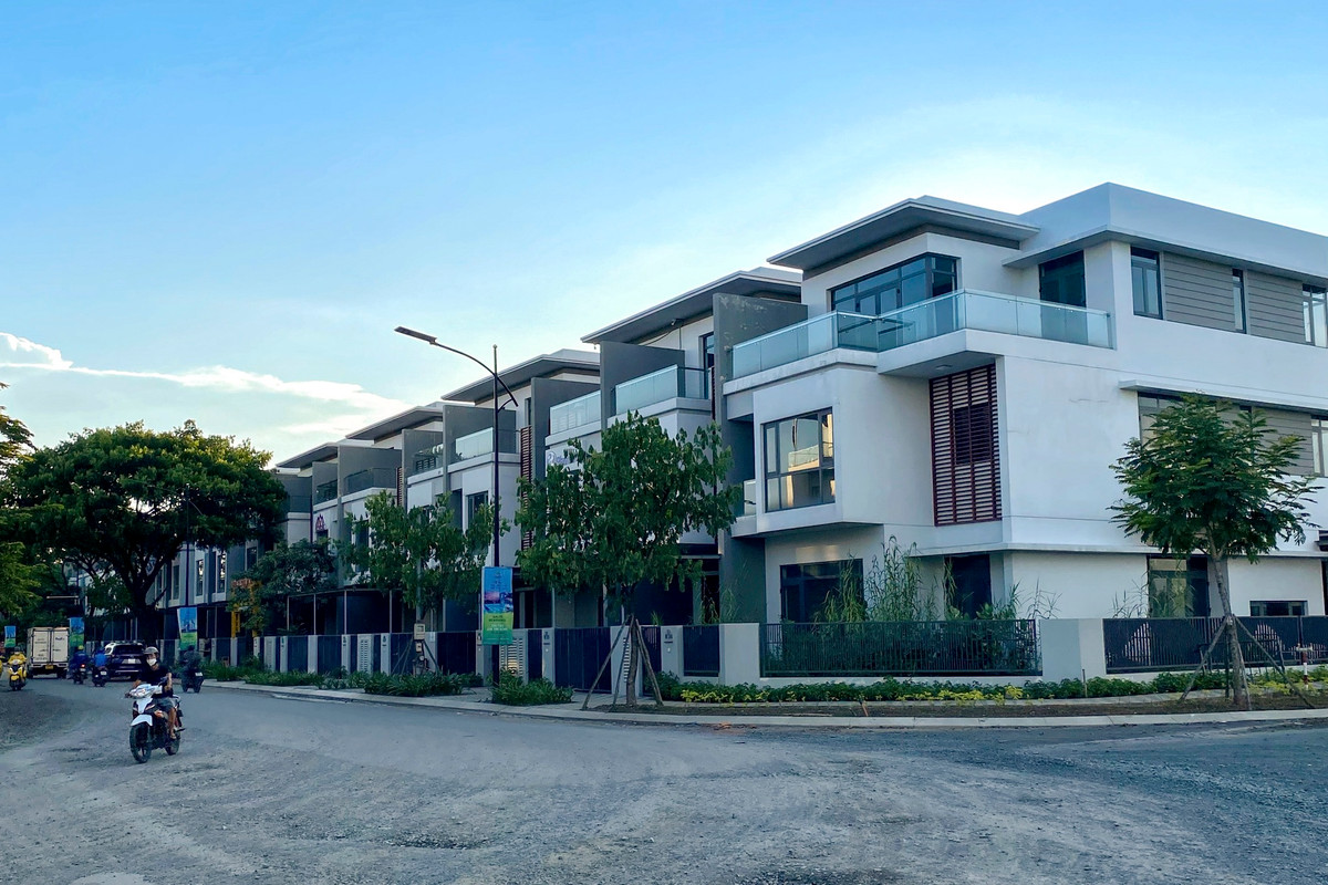 Trước đó, khu Phố Đông Village từng được quảng bá sẽ mang lại lợi thế lớn cho nhà đầu tư khi nằm ngay cạnh cảng Cát Lái và có khả năng kết nối giao thông linh hoạt, nhưng thực tế đến nay, giá bán biệt thự, nhà phố ở đây chưa tăng nhiều như kỳ vọng. Lượng cư dân sinh sống cũng không lớn.