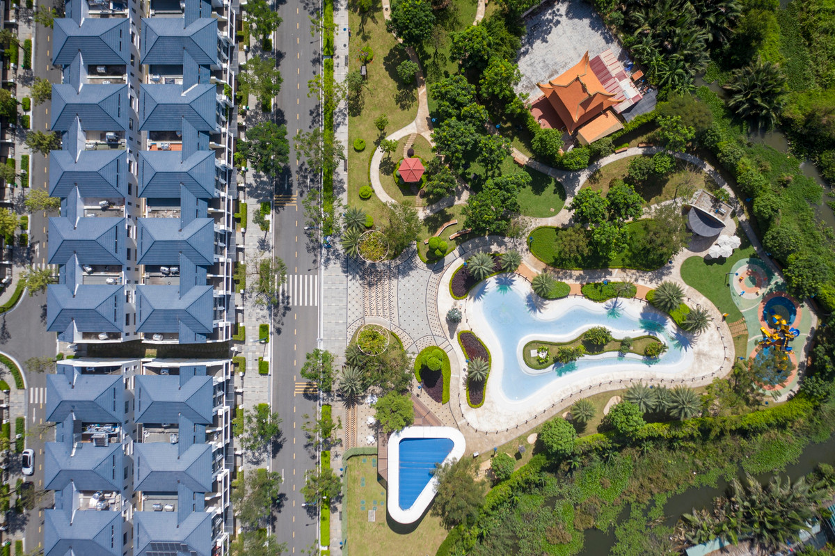 Trong lúc này, giá đất nền xung quanh dự án cũng có xu hướng giảm, rơi vào khoảng 60-70 triệu đồng/m2. "Trước đó, giá đất nền quanh khu vực này nhờ ăn theo dự án Verosa Park nên đã tăng giá nhanh chóng. Đầu năm nay mức giá nằm khoảng 75 triệu đồng/m2. Tuy nhiên, đến hiện tại nhiều nhà đầu tư cần tiền muốn thoát hàng nên giá đã giảm nhiều", một môi giới tại khu vực này cho hay.