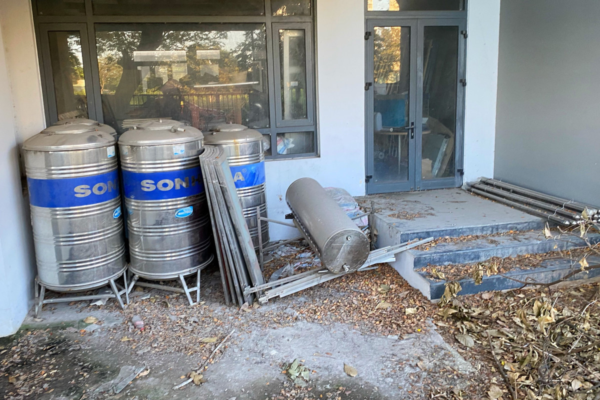 Do bỏ hoang nhiều năm, một số căn đã xuống cấp trầm trọng, cây cỏ héo khô xung quanh không người quét dọn.