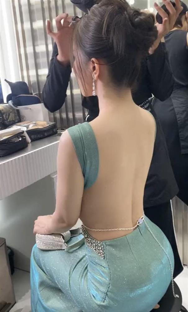 Quynh Nga gay bao voi khoanh khac khoe lung ong quyen ru