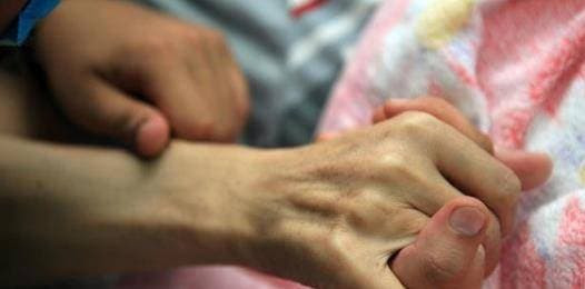 Mẹ đột nhiên bệnh nặng, các con trai không muốn phụng dưỡng - Hình 2 Me dot nhien benh nang, cac con trai khong muon phung duong-Hinh-2