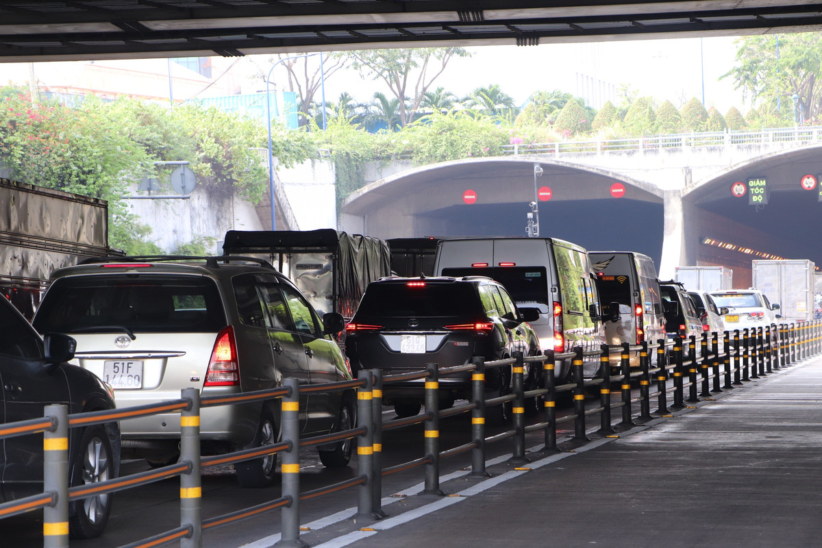 Ham song Sai Gon un u o to vao sang va trua 24/12