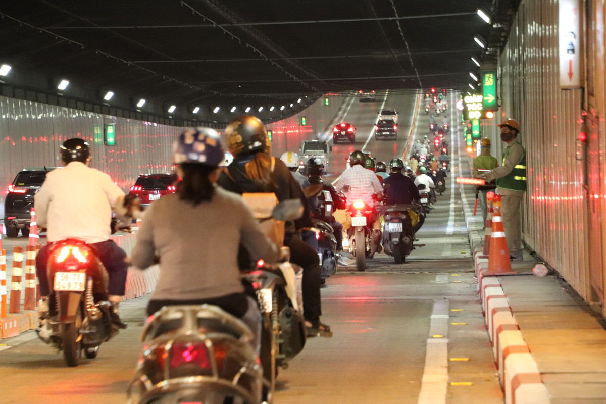 Ham song Sai Gon un u o to vao sang va trua 24/12-Hinh-5