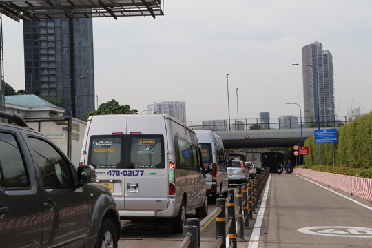 Ham song Sai Gon un u o to vao sang va trua 24/12-Hinh-6