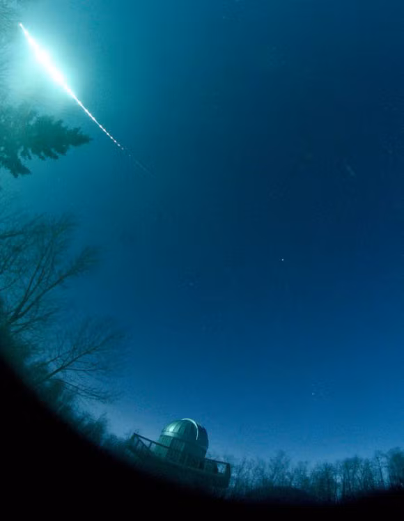 Phat hien chan dong ve vat the la tu Dam may Oort roi xuong Canada