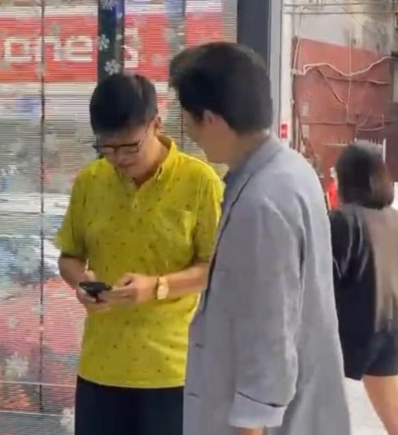 Phuoc Sang xuat hien tai su kien giai tri, dung mao the nao?