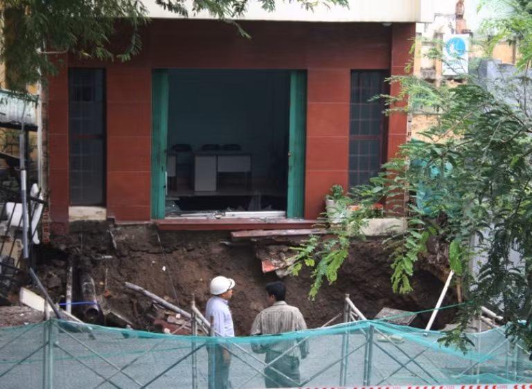 ...rồi bất ngờ xuất hiện một hố sâu, rộng hơn 10m2