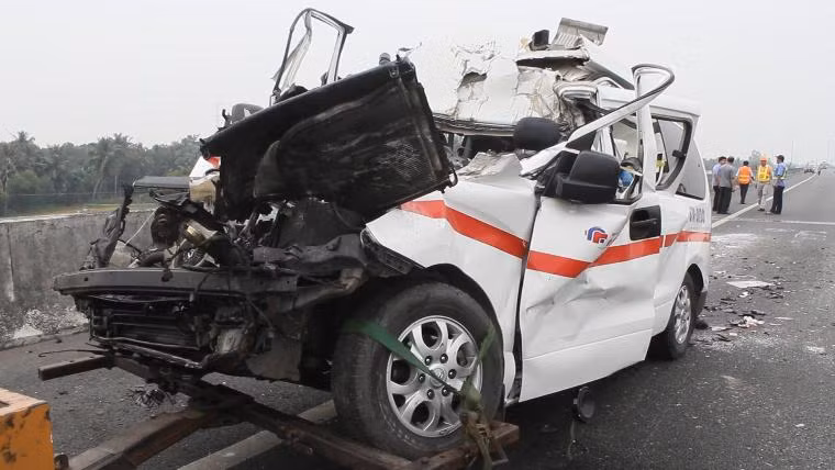 Tài xế Hiếu và 2 người trên xe chết tại chỗ. Hai nạn nhân khác là anh Bùi Tấn Vũ (22 tuổi) và Bùi Văn Cảnh (27 tuổi, quê tỉnh An Giang) bị thương nặng, đang trong tình trạng nguy kịch tại BV Chợ Rẫy, TP HCM.