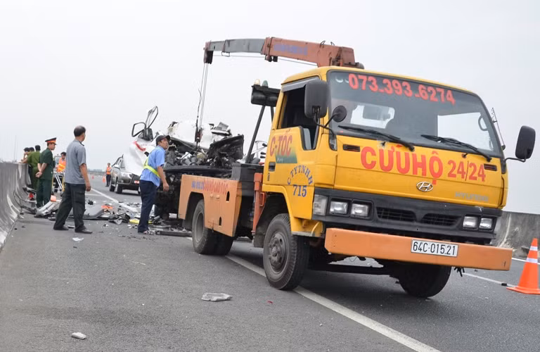 Lực lượng cảnh sát, quân đội, quản lý đường cao tốc đã nhanh chóng có mặt giải quyết sự cố. Đến trưa cùng ngày, xe cứu hộ đã được điều đến giải tỏa hiện trường.