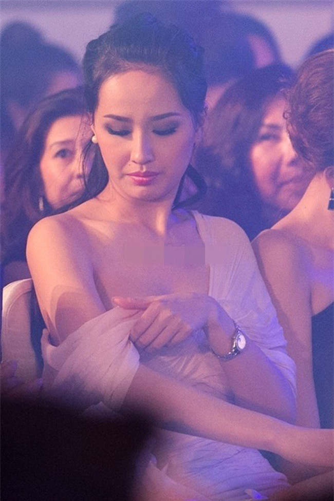 Mai Phương Thúy từng bị chụp lại khoảnh khắc chỉnh trang váy áo trong một sự kiện.