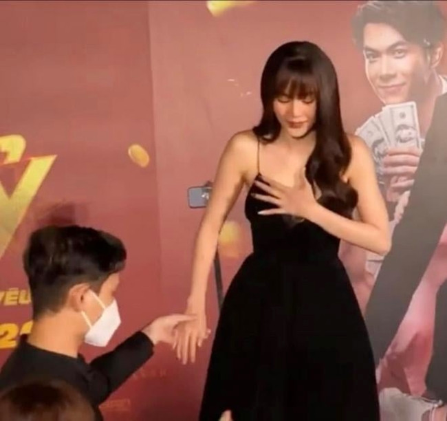 Ninh Dương Lan Ngọc phải dùng tay che chắn vòng 1 vì váy cổ chữ V trong một sự kiện mới đây.