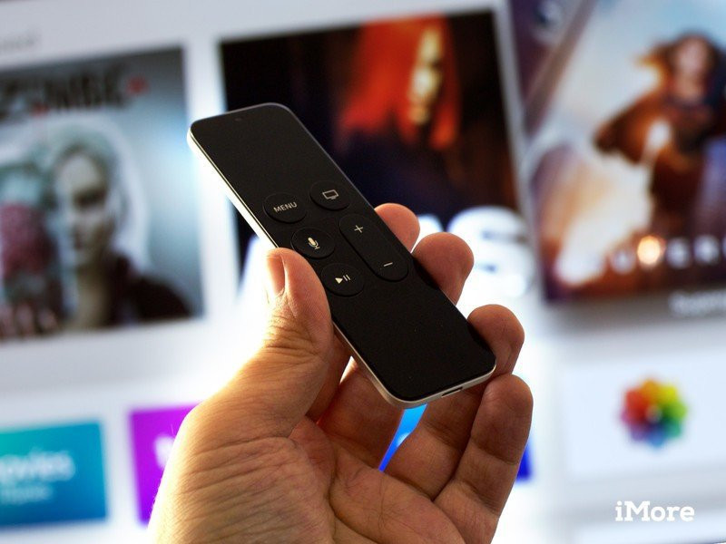 Remote đi kèm Apple TV 2015 được tích hợp touchpad để di chuyển giữa các mục, bên dưới là cụm phím điều khiển, trang bị gia tốc kế hỗ trợ chơi game. Tuy có nhiều tính năng thông minh, remote bị đánh giá kém do kích thước mỏng và nhỏ, dễ bị thất lạc hoặc kẹt trong ghế sofa. Bố cục nút bấm của remote không trực quan nên dễ nhấn nhầm, trong khi touchpad quá nhạy gây khó khăn khi điều hướng. Trên thế hệ Apple TV mới nhất, remote đã được thiết kế lại với phím điều hướng 5 chiều dễ sử dụng hơn. Ảnh: iMore.