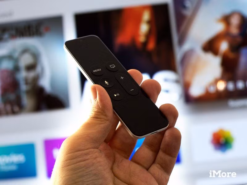 Remote đi kèm Apple TV 2015 được tích hợp touchpad để di chuyển giữa các mục, bên dưới là cụm phím điều khiển, trang bị gia tốc kế hỗ trợ chơi game. Tuy có nhiều tính năng thông minh, remote bị đánh giá kém do kích thước mỏng và nhỏ, dễ bị thất lạc hoặc kẹt trong ghế sofa. Bố cục nút bấm của remote không trực quan nên dễ nhấn nhầm, trong khi touchpad quá nhạy gây khó khăn khi điều hướng. Trên thế hệ Apple TV mới nhất, remote đã được thiết kế lại với phím điều hướng 5 chiều dễ sử dụng hơn. Ảnh: iMore.