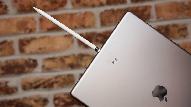 Cũng ra đời vào năm 2015, Apple Pencil là phụ kiện bút cảm ứng cho iPad Pro. Để sạc pin, người dùng cần cắm cổng Lightning trên đầu bút vào cổng sạc của iPad. Việc cắm bút vào iPad để sạc gây mất thẩm mỹ, có khả năng làm gãy bút hoặc cổng sạc nếu vô tình tác động mạnh. Thiết kế này khiến người dùng không thể vừa sạc bút vừa sạc iPad. Đến nay, các mẫu iPad Pro, iPad Air và iPad mini thế hệ mới đã chuyển sang dùng Apple Pencil thế hệ 2, hỗ trợ sạc bằng nam châm hít vào cạnh máy tiện lợi hơn. Ảnh: CNET.
